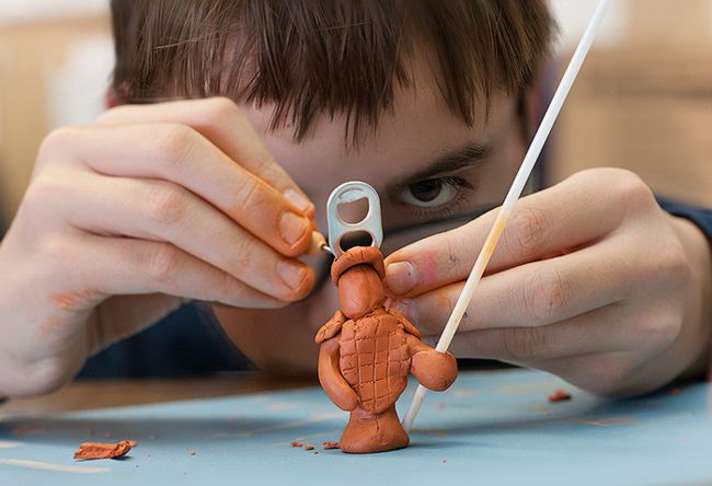 Making Chinese soldiers in clay